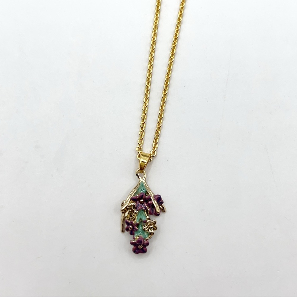 Les Nereides flower necklace